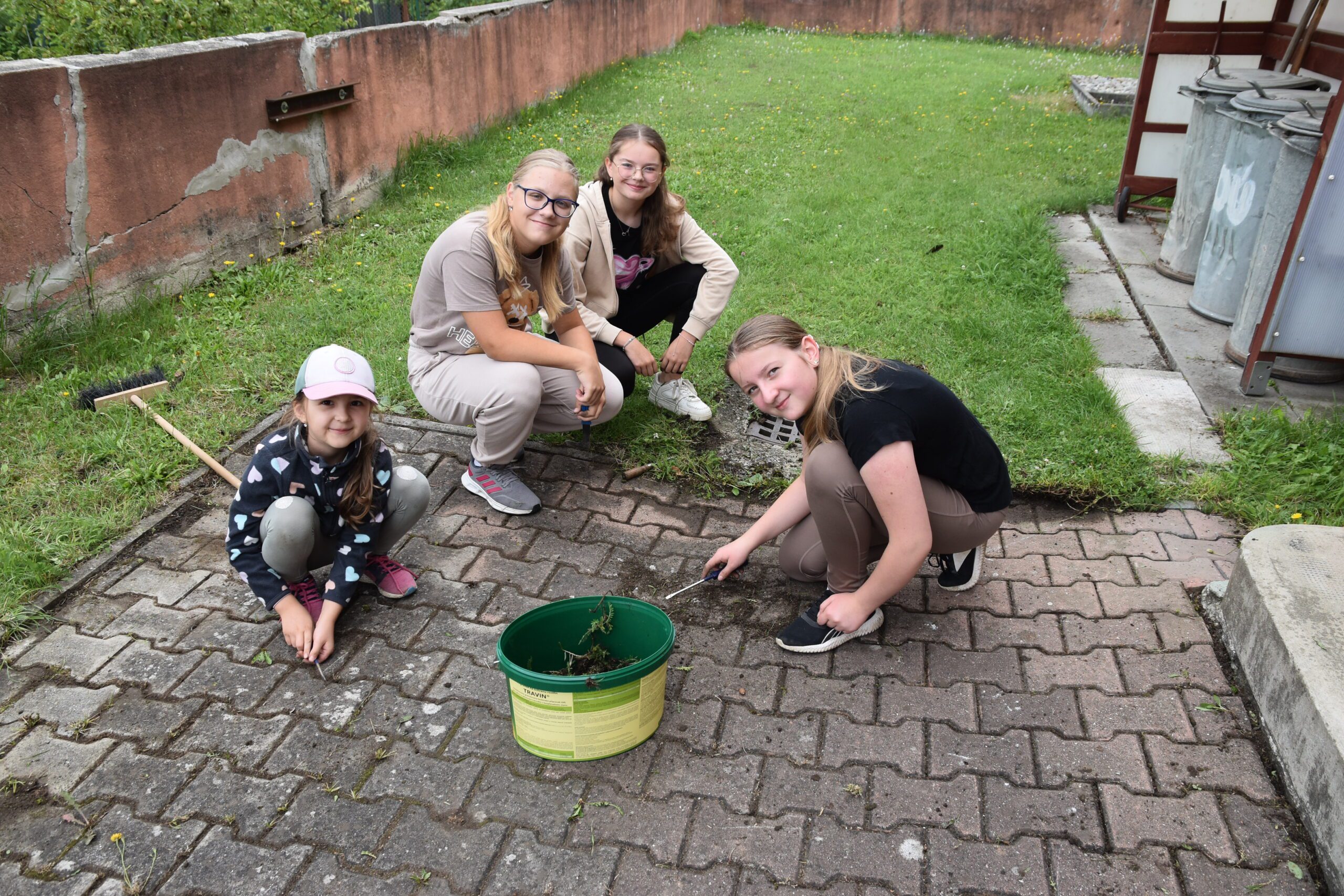 Brigáda okolo kostola